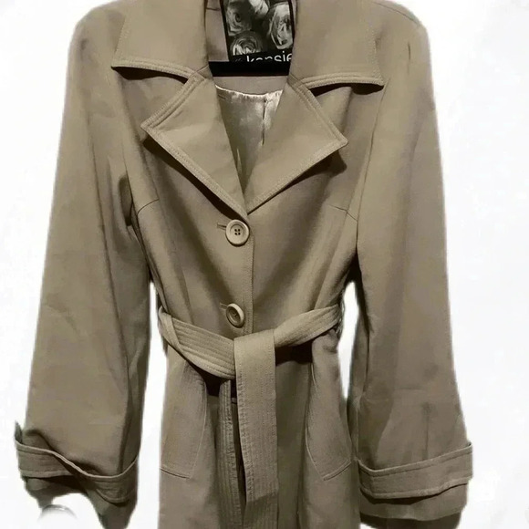 Kensie Jackets & Blazers - Lightweight Kensie tan bell sleeve 3 button belted trench jacket M